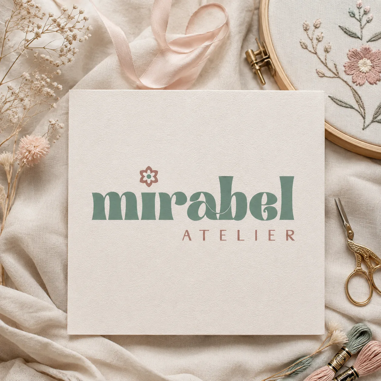 Mockup du logo Atelier Mirabel pour broderie et flocage textile